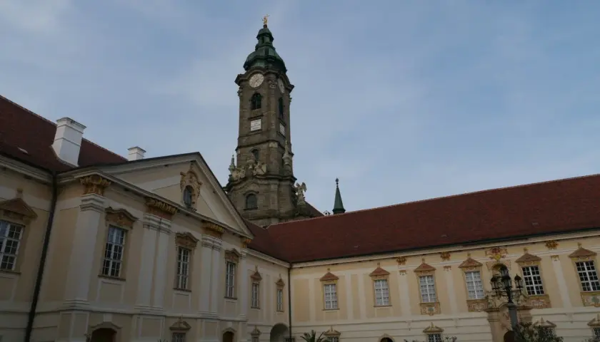 Der imposante Turm des Stift Zwettl ragt über barocke Gebäude.