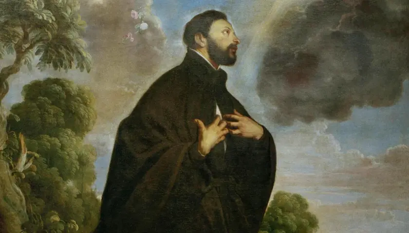 St. Franz Xaver, in dunklem Gewand, blickt hoffnungsvoll zum Himmel. Blumen und Wolken umgeben ihn.