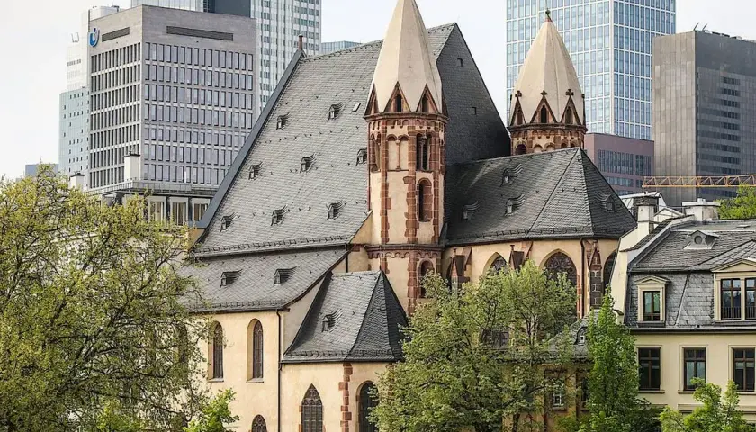 Die Kirche St. Leonhard, ein historisches Juwel, steht im Kontrast zu modernen Hochhäusern.