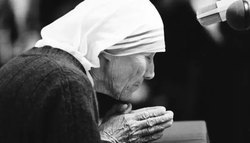 Mutter Teresa im Gebet, kurz vor ihrer Heiligsprechung. Ihre Hände sind gefaltet, ihr Blick nach unten gerichtet.