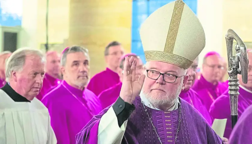 Reinhard Marx, Kardinal und Erzbischof, trägt Mitra und Gewand, während er segnet.