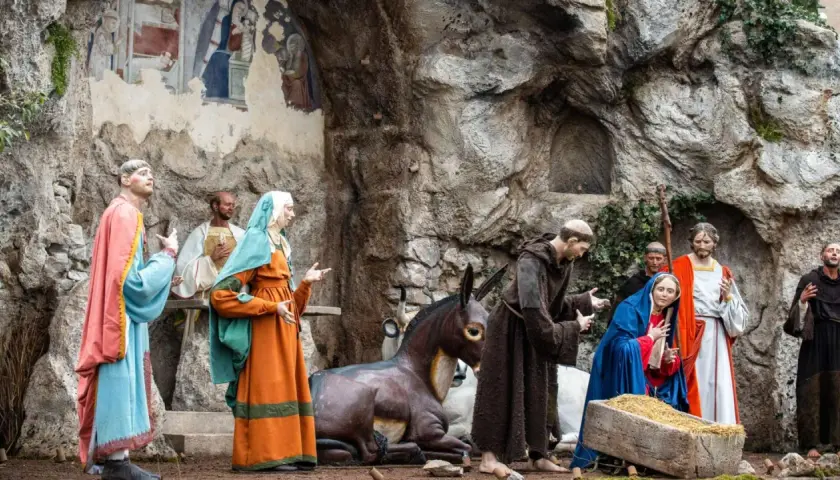 Maria und Josef in einer Krippenszene. Mönche und ein Esel sind ebenfalls zu sehen.