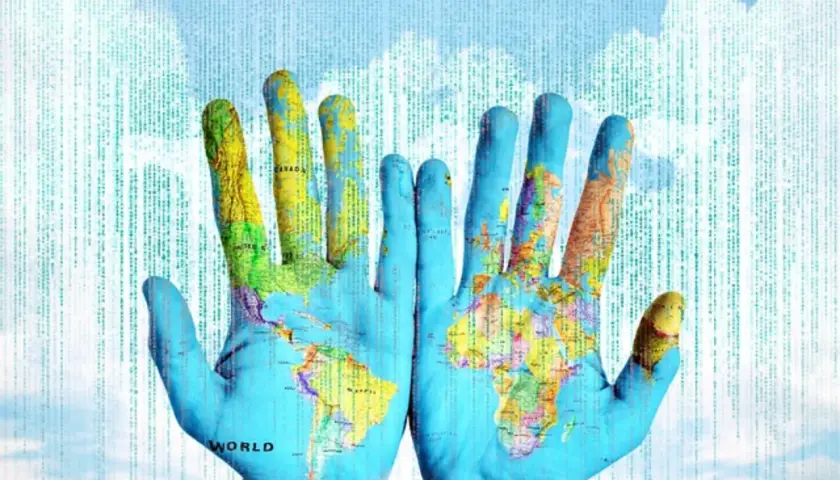 Hände mit Weltkarte, die die globale Verantwortung und die katholische Soziallehre symbolisieren.