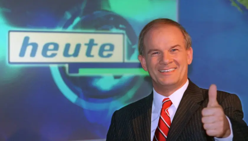 Peter Hahne gibt Daumen hoch vor dem "heute"-Logo. Seine Kritik scheint positiv aufgenommen zu werden.