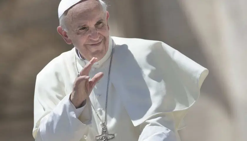 Papst Franziskus winkt lächelnd. Seit wann ist Franziskus Papst? Seit 2013.