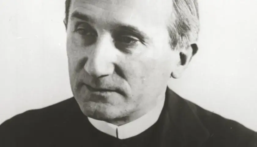 Porträt eines nachdenklichen Mannes in geistlicher Kleidung. Romano Guardini blickt nachdenklich in die Ferne.