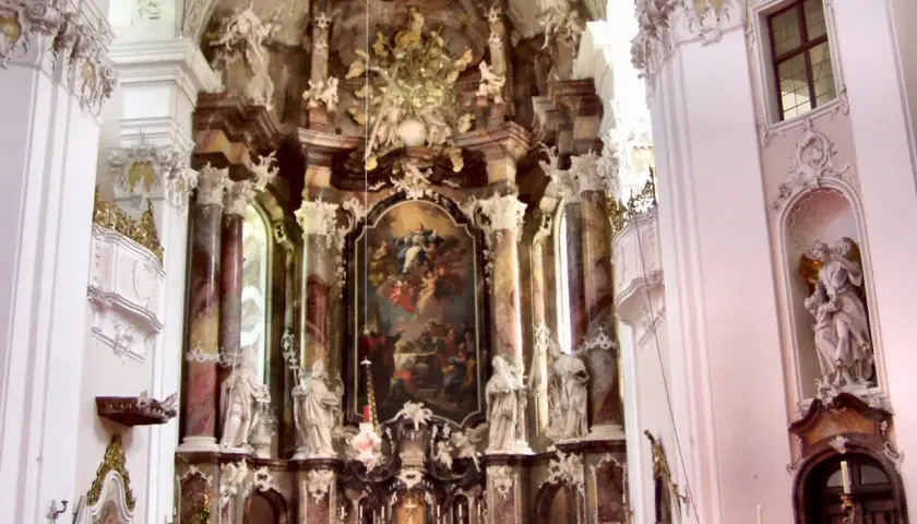 Prunkvoller Hochaltar im Kloster Engelhartszell, mit Gemälde und zahlreichen Skulpturen.