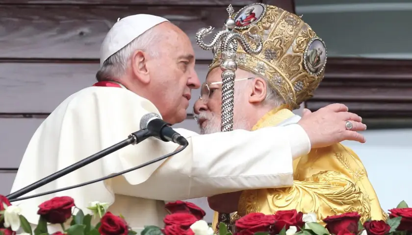 Papst Franziskus umarmt Patriarch Kyrill, der eine prunkvolle Kopfbedeckung trägt. Ein Moment der ökumenischen Annäherung.
