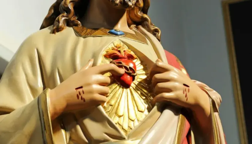 Statue des heiligstes Herz Jesu mit Dornenkrone und Wundmalen.