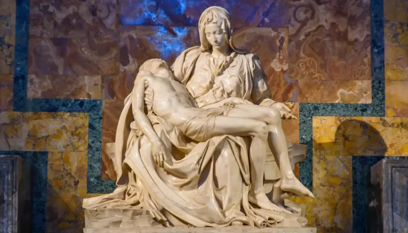 Michelangelos Pietà: Maria hält den toten Jesus in ihren Armen. Marmorstatue voller Anmut und Trauer.