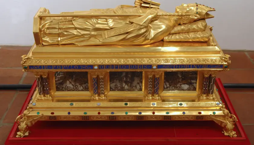 Goldener Schrein mit liegender Figur, vielleicht die teuerste Reliquie der Welt, verziert mit Edelsteinen und Inschriften.