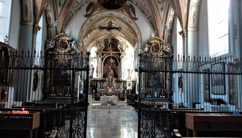 Prachtvoller Innenraum der Kirche Maria Ramersdorf mit kunstvollen Deckenmalereien, Altären und Gittern.