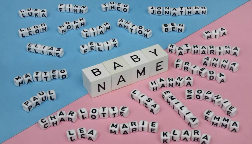 Namenschilder für Emilia und andere Kinder. Viele Namen wie Finn, Leon, Elias, Matteo, Paul, Charlotte, Marie, Lisa, Sophia, Emma, Katharina, Anna, Jonathan, Theo, Anton, Ben, Mia, Felix, Noah sind auf den Würfeln zu sehen.
