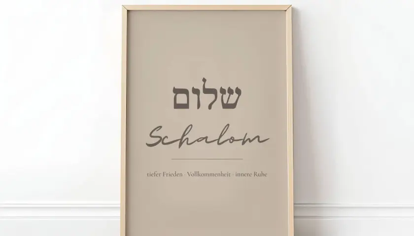 Gerahmtes Bild mit hebräischem Schriftzug "Schalom" und der Bedeutung: tiefer Frieden, Vollkommenheit, innere Ruhe.