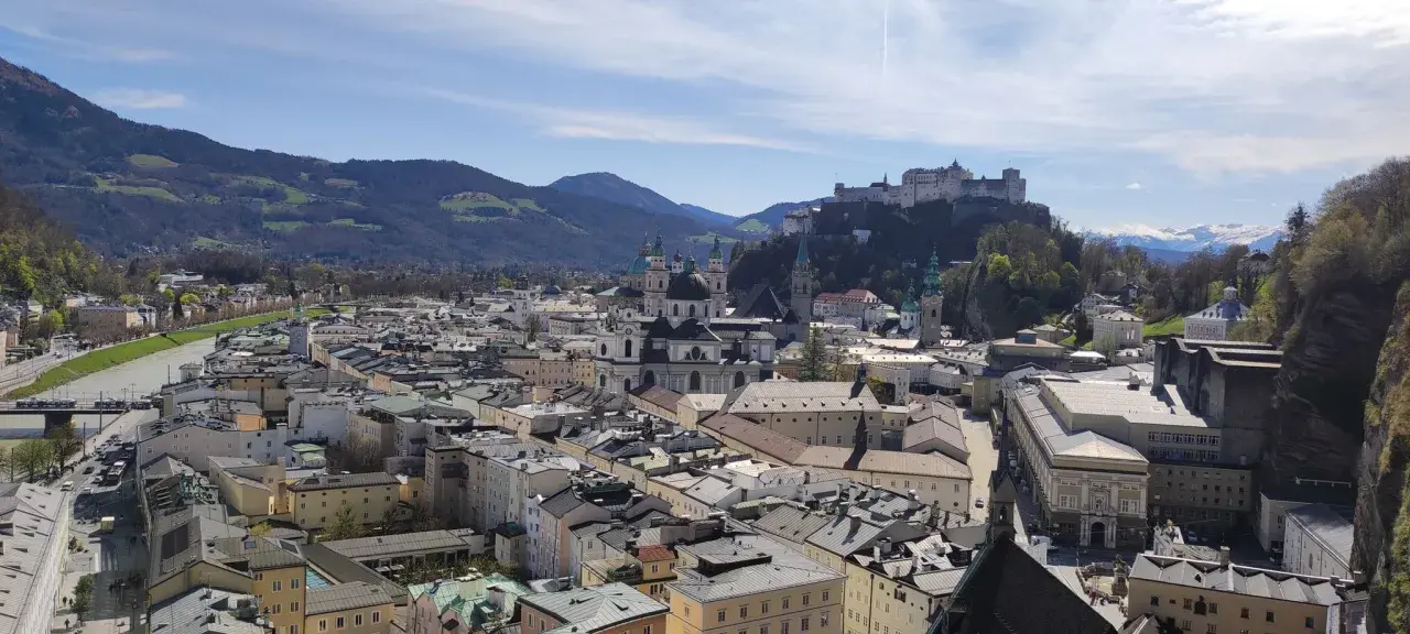 Blick über Salzburg mit Festung Hohensalzburg und dem Kapuzinerkloster.