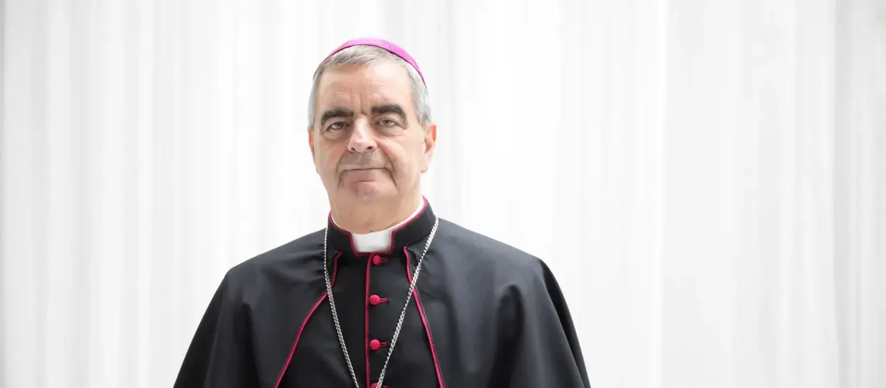Ein Bischof in Soutane und Birett. Seine Kleidung und sein Amt unterstreichen die Bedeutung eines Nuntius als Botschafter.