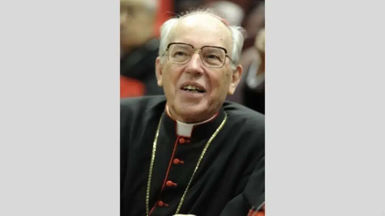 Ein älterer Mann mit Brille, der eine Kardinalsrobe trägt. Seine Kleidung und sein Amt verdeutlichen die dekan bedeutung.