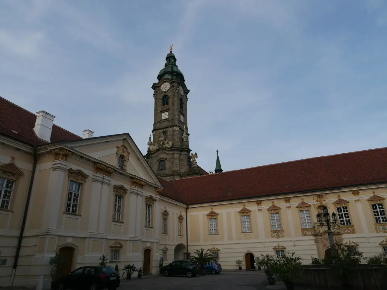 Der imposante Turm des Stift Zwettl ragt über barocke Gebäude.