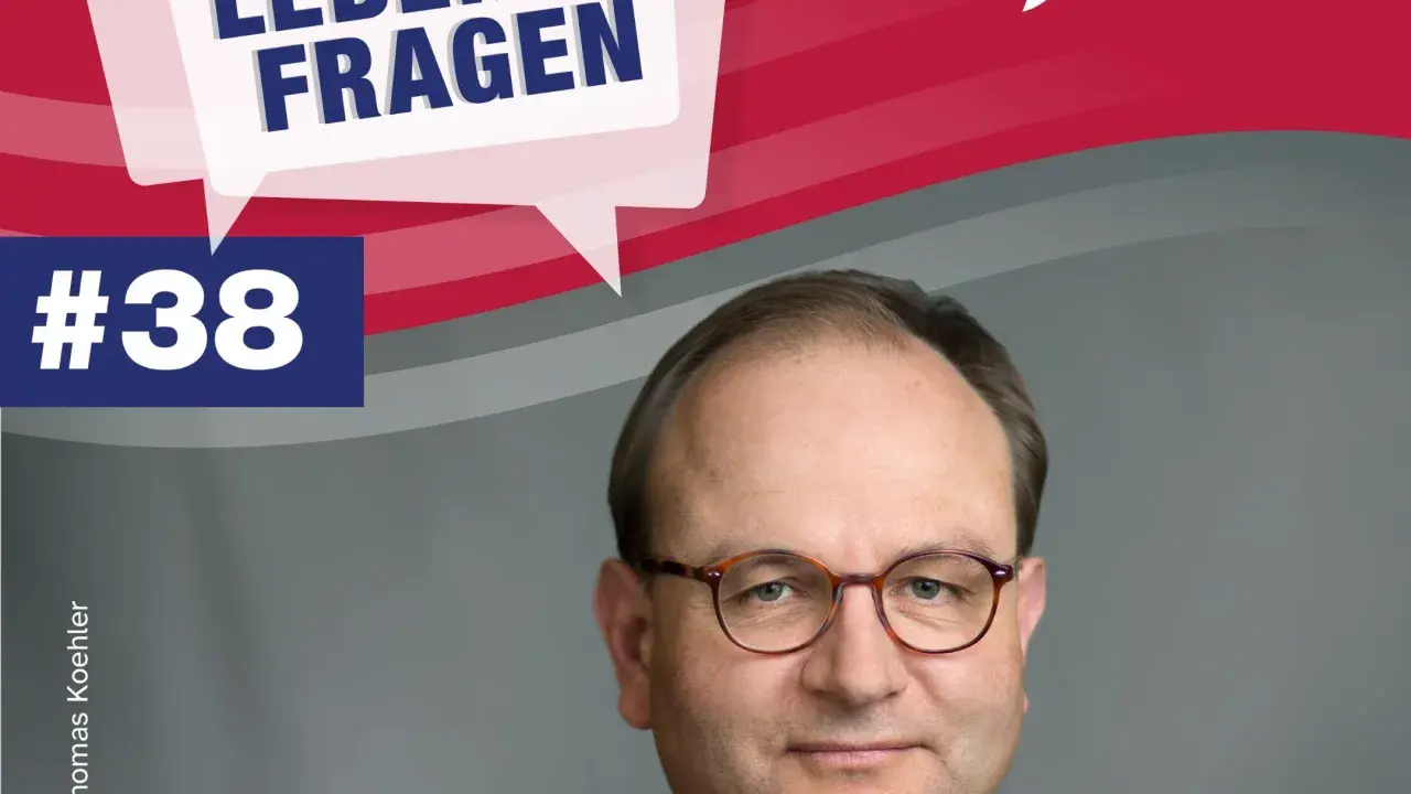Bernhard mit Brille, #38. Ein Mann mit Brille, der auf dem Bild zu sehen ist, feiert seinen Bernhard Namenstag.