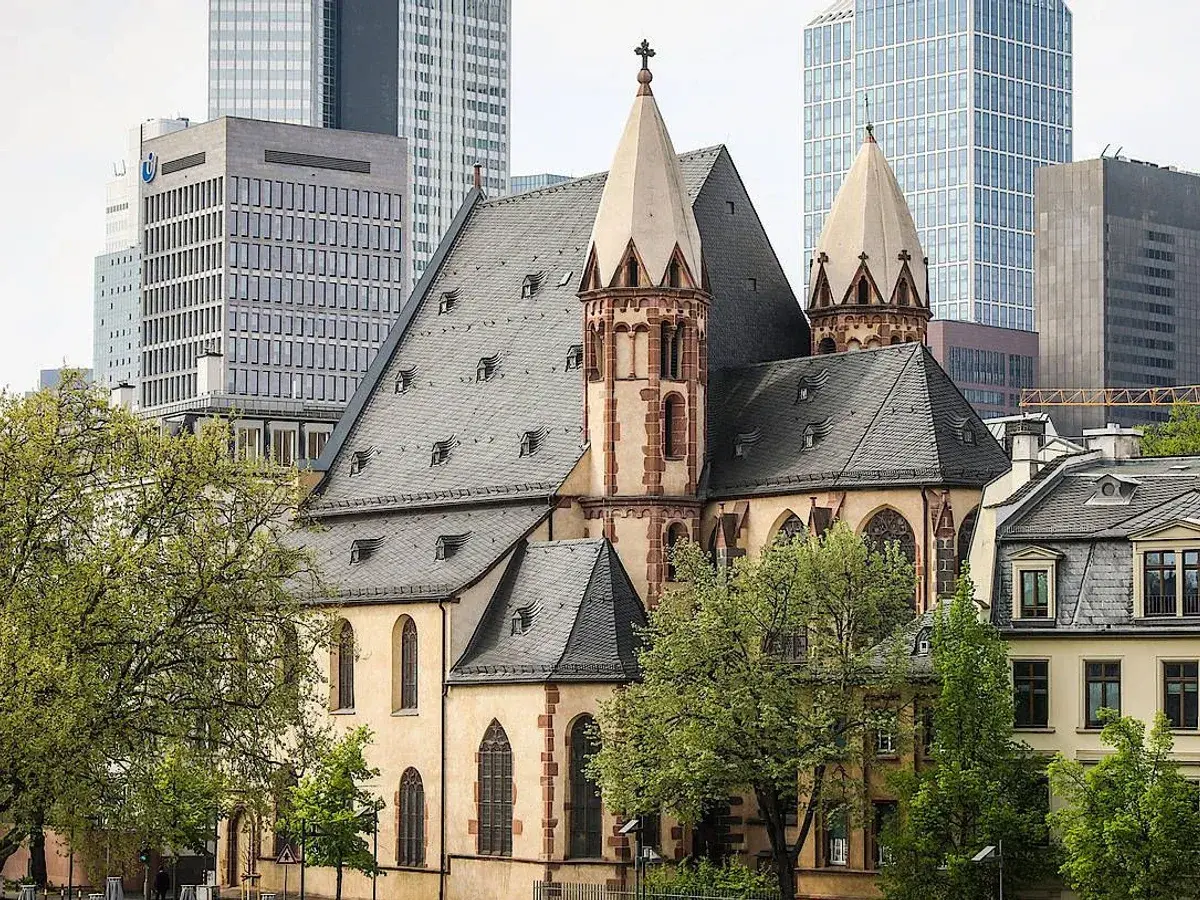 Die Kirche St. Leonhard, ein historisches Juwel, steht im Kontrast zu modernen Hochhäusern.