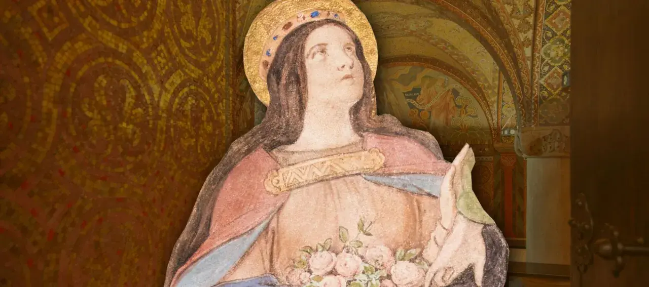 Heilige Elisabeth, Schutzpatronin, mit Rosen in den Händen, vor einer prachtvollen Mosaikwand.