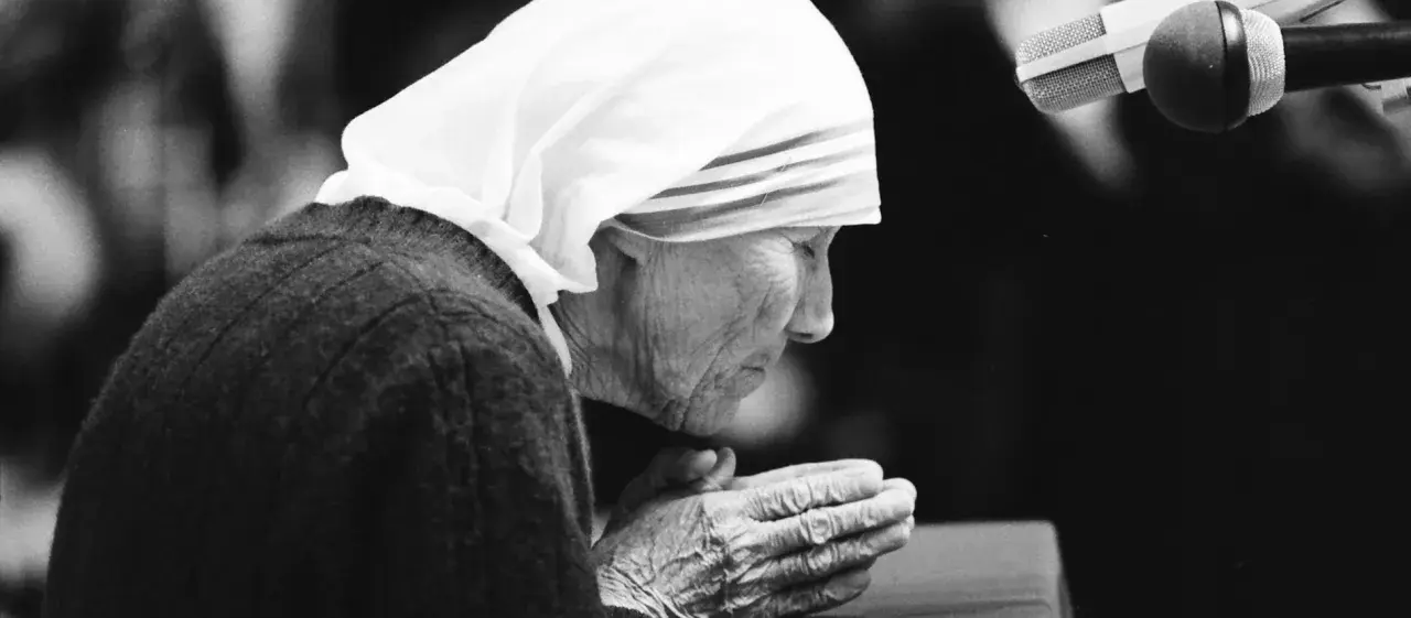 Mutter Teresa im Gebet, kurz vor ihrer Heiligsprechung. Ihre Hände sind gefaltet, ihr Blick nach unten gerichtet.