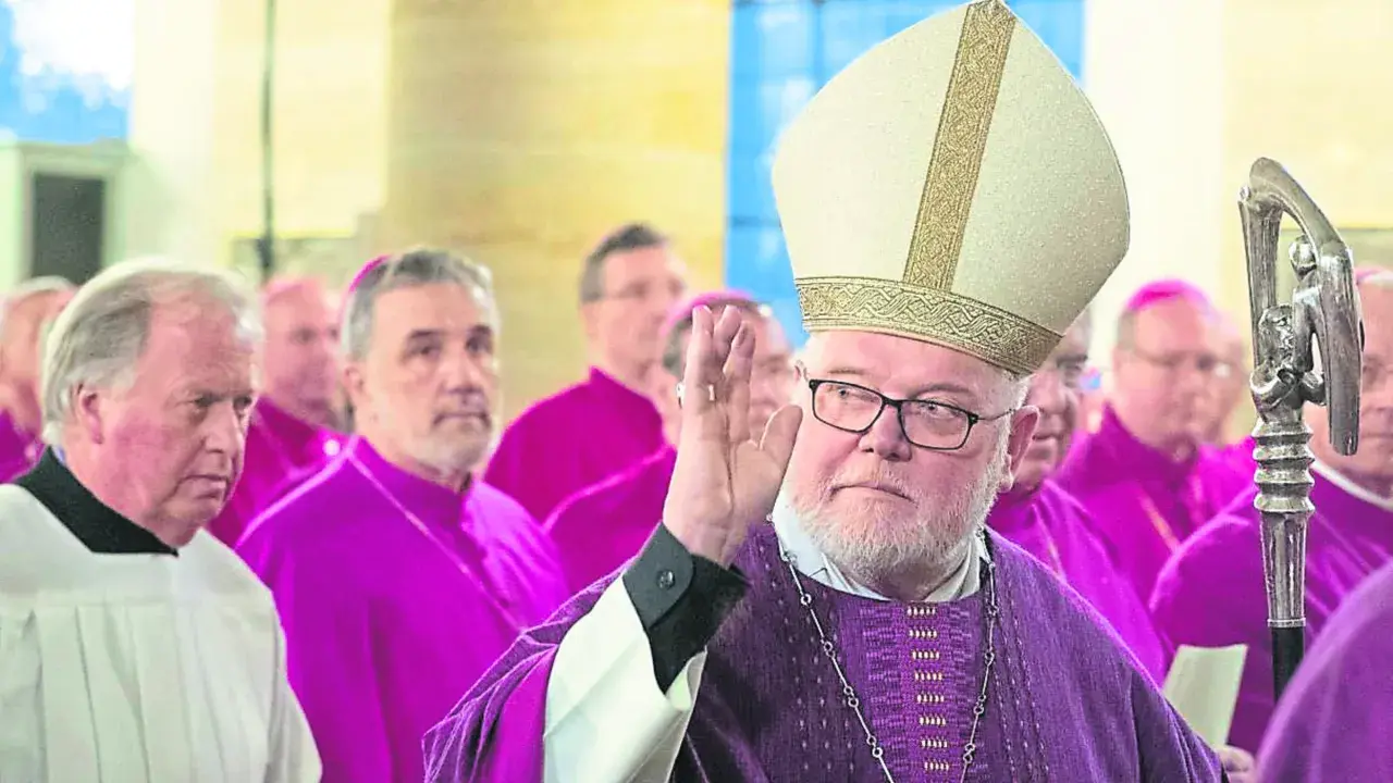Reinhard Marx, Kardinal und Erzbischof, trägt Mitra und Gewand, während er segnet.