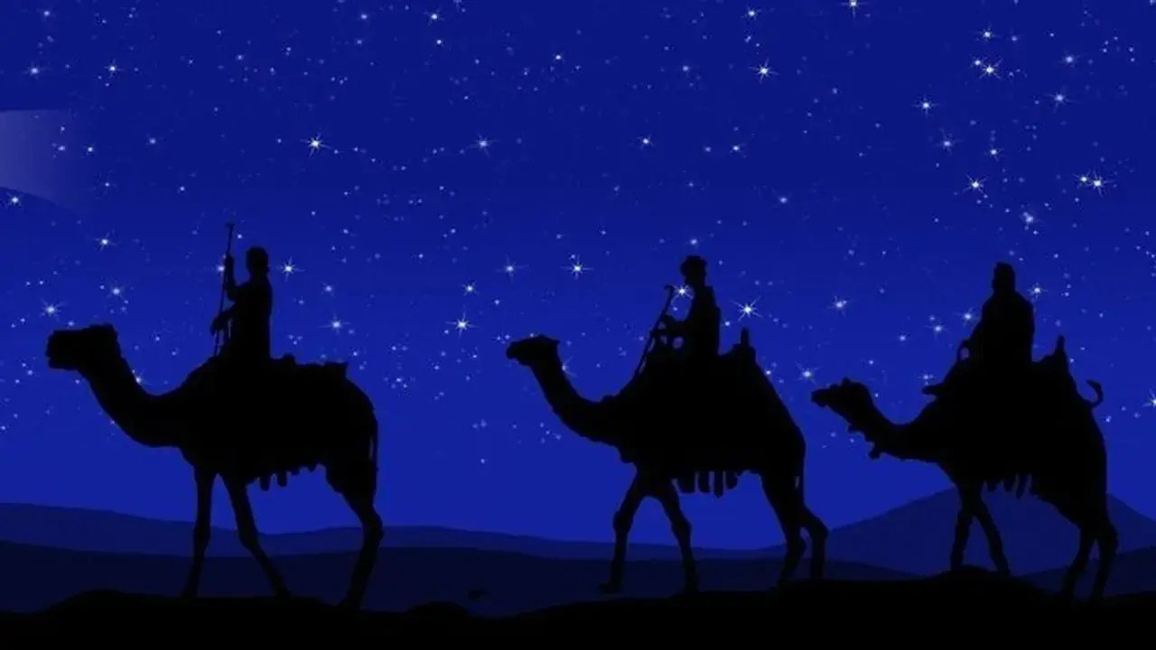 Drei Könige, Caspar, Melchior und Balthasar, reiten auf Kamelen durch die sternenklare Nacht.