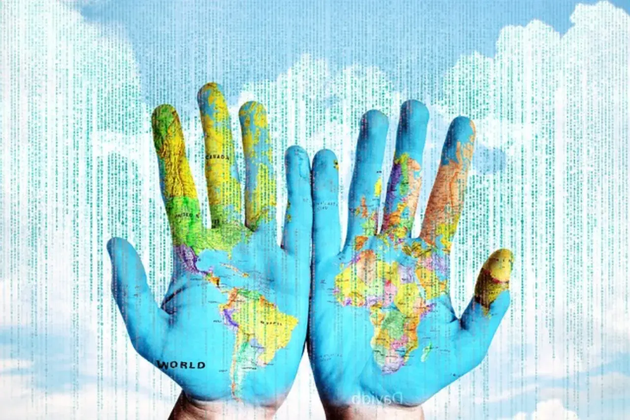 Hände mit Weltkarte, die die globale Verantwortung und die katholische Soziallehre symbolisieren.
