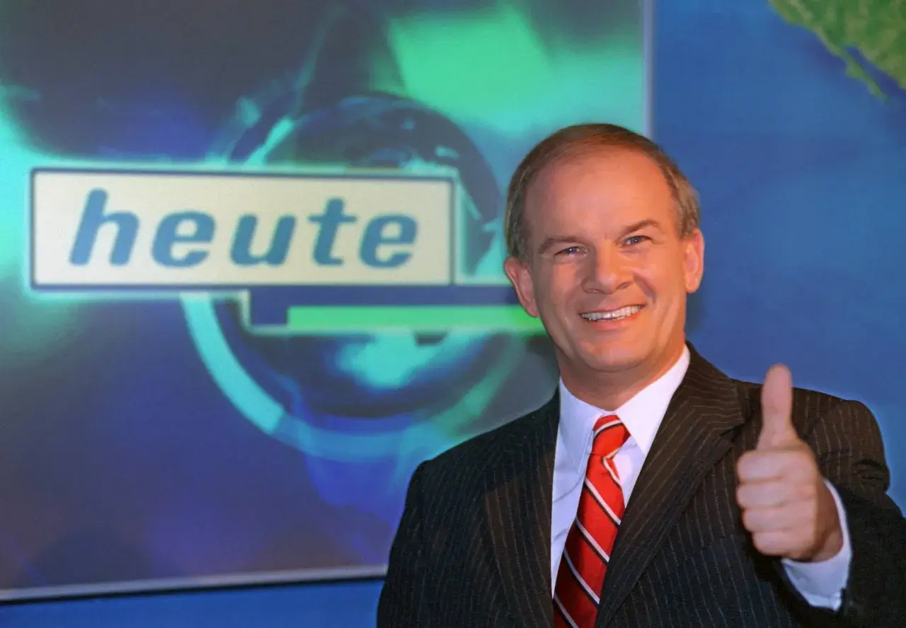 Peter Hahne gibt Daumen hoch vor dem "heute"-Logo. Seine Kritik scheint positiv aufgenommen zu werden.
