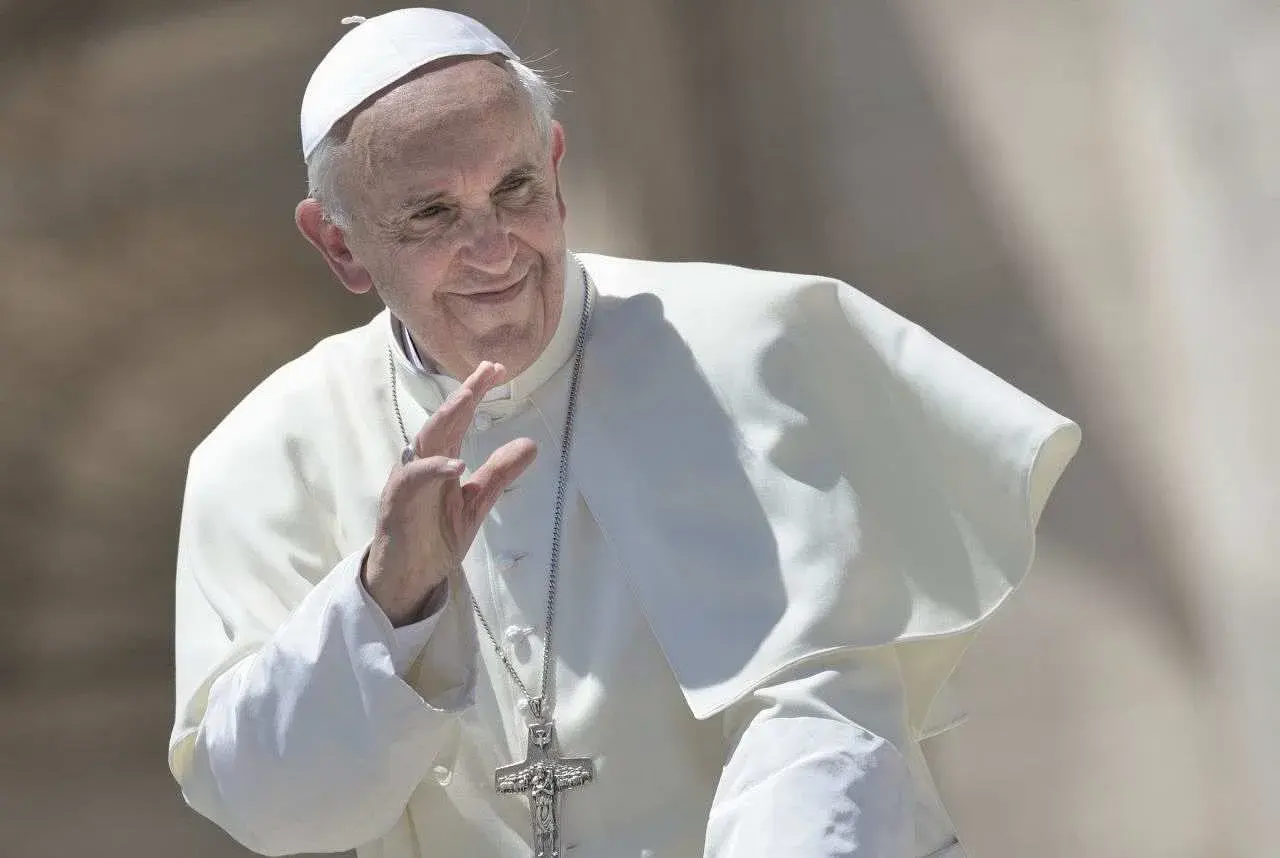 Papst Franziskus winkt lächelnd. Seit wann ist Franziskus Papst? Seit 2013.
