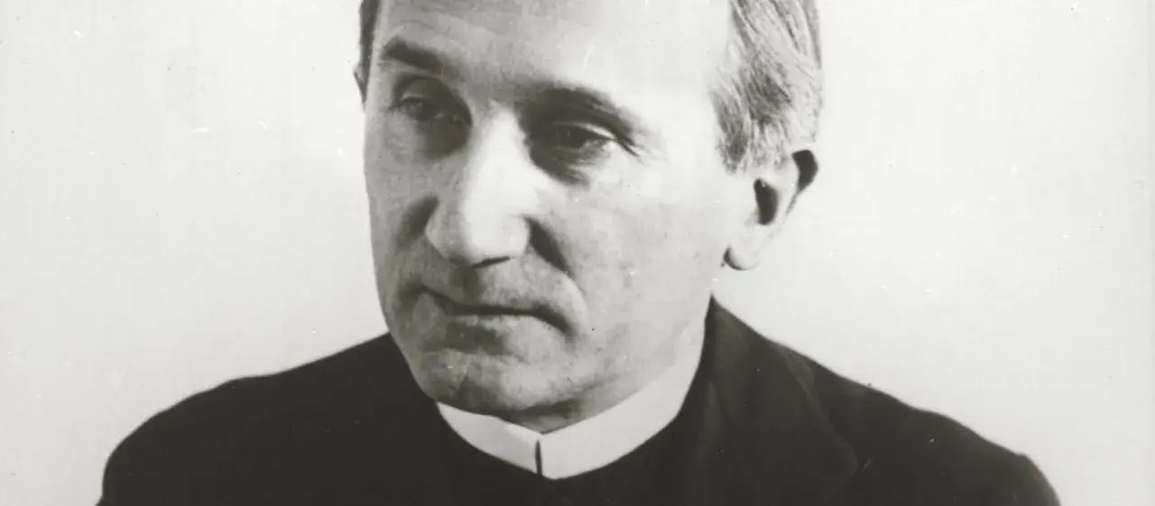 Porträt eines nachdenklichen Mannes in geistlicher Kleidung. Romano Guardini blickt nachdenklich in die Ferne.