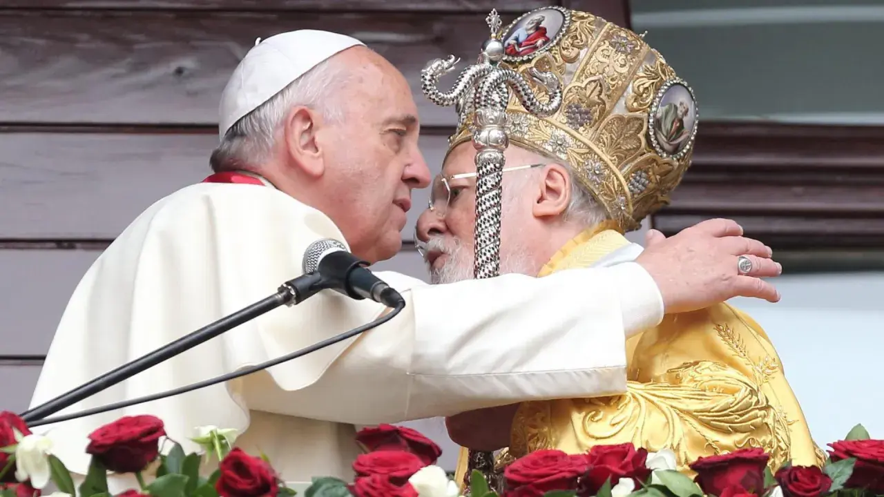 Papst Franziskus umarmt Patriarch Kyrill, der eine prunkvolle Kopfbedeckung trägt. Ein Moment der ökumenischen Annäherung.