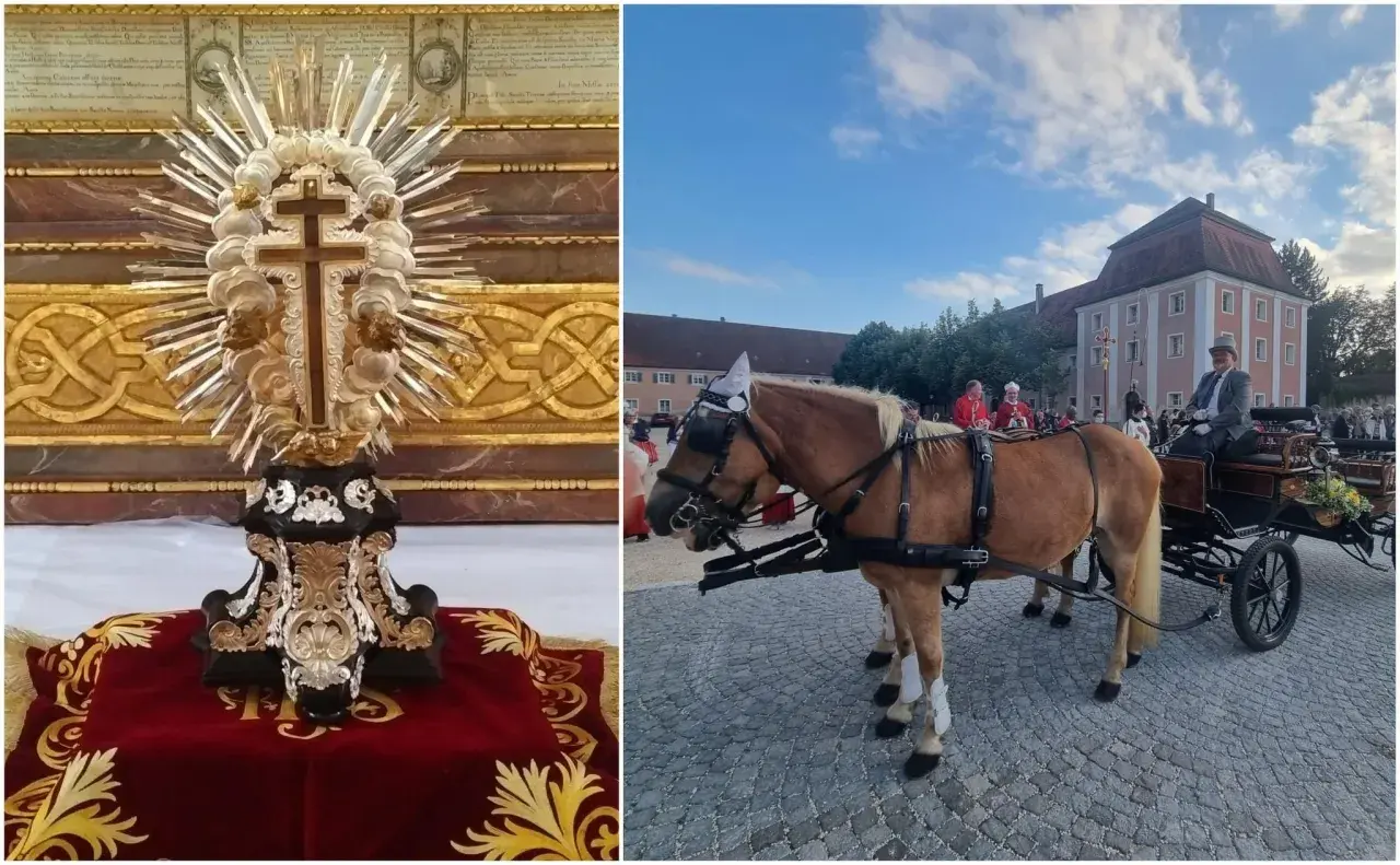 Ein prunkvolles Reliquiar mit einem Kreuz, das an die Splitter vom Kreuz Jesu erinnert, steht auf einem roten Samttuch. Daneben eine Pferdekutsche mit einem Mann im Anzug.