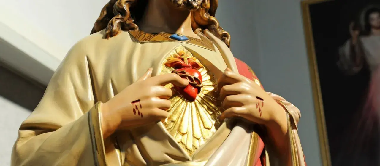 Statue des heiligstes Herz Jesu mit Dornenkrone und Wundmalen.