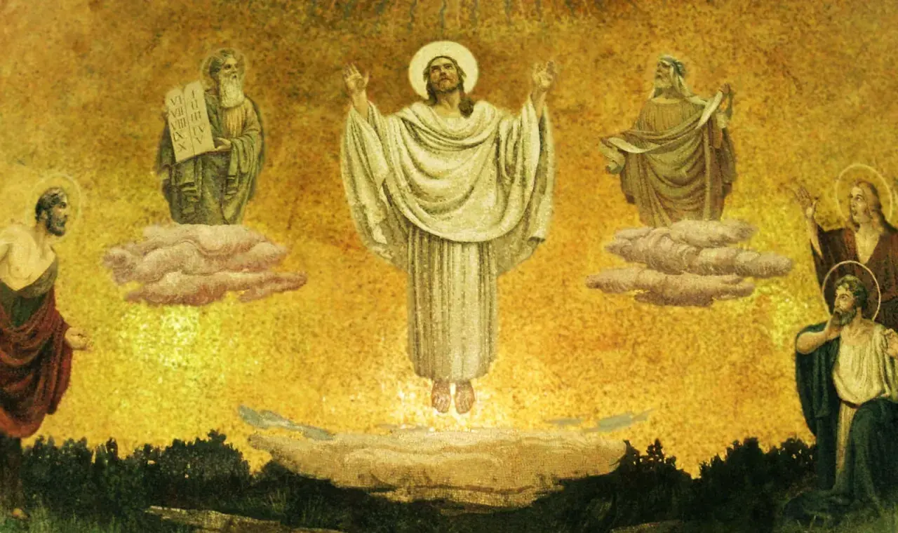 Mosaik mit Jesus-Darstellungen: Jesus schwebt auf Wolken, flankiert von Moses und Elia. Unten knien Jünger.