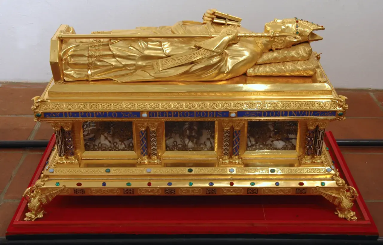 Goldener Schrein mit liegender Figur, vielleicht die teuerste Reliquie der Welt, verziert mit Edelsteinen und Inschriften.
