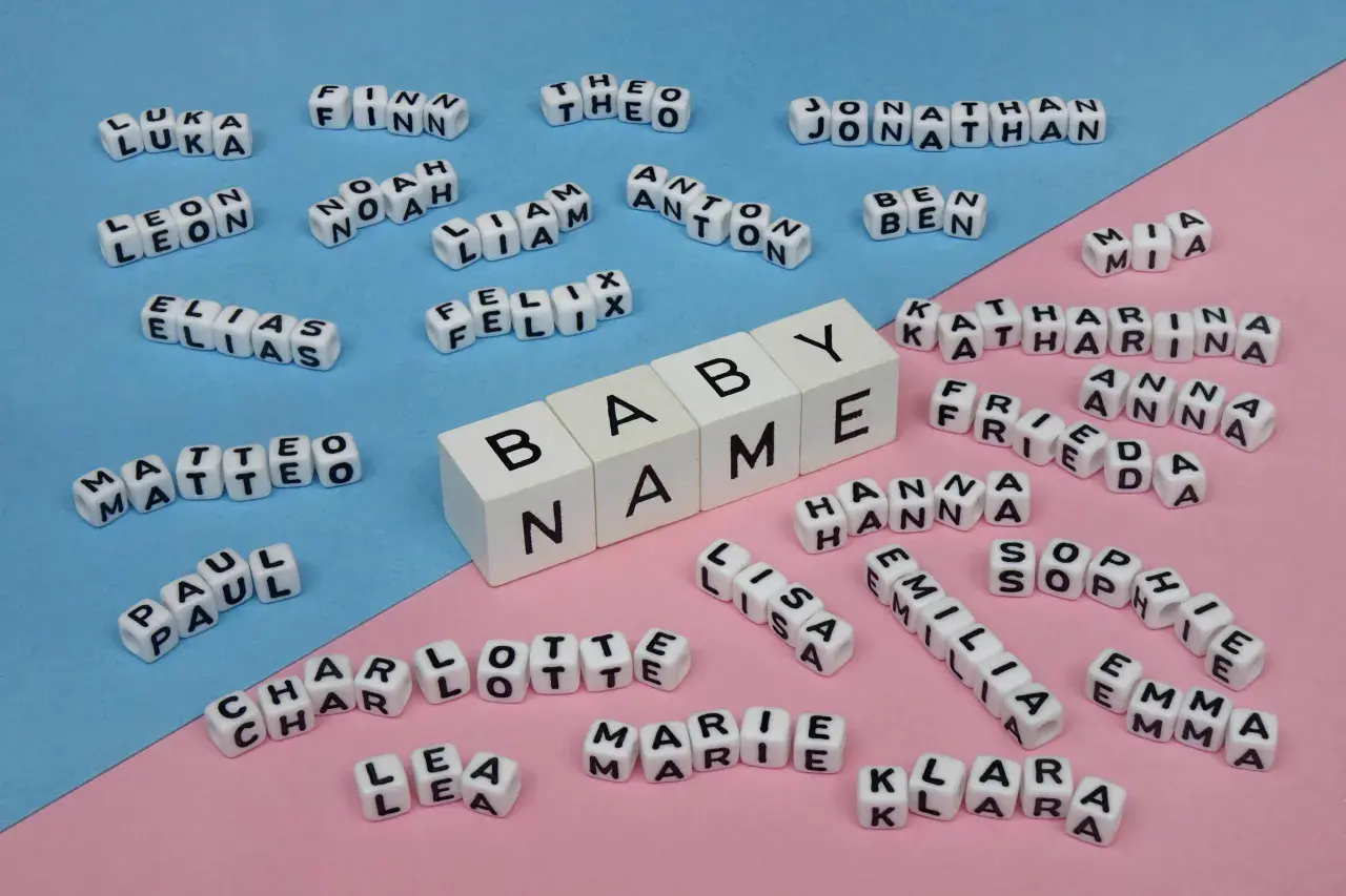 Namenschilder für Emilia und andere Kinder. Viele Namen wie Finn, Leon, Elias, Matteo, Paul, Charlotte, Marie, Lisa, Sophia, Emma, Katharina, Anna, Jonathan, Theo, Anton, Ben, Mia, Felix, Noah sind auf den Würfeln zu sehen.