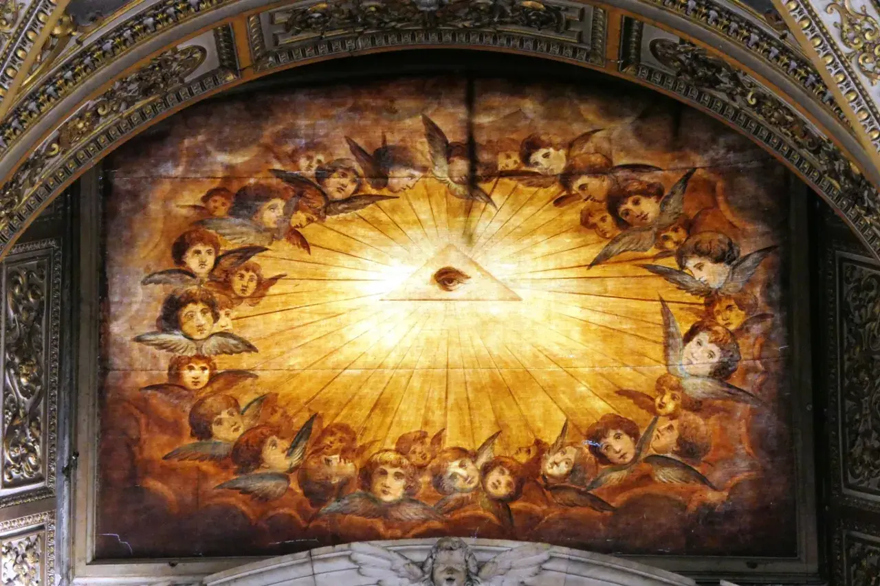 Gemälde mit Engeln, die das Auge der Vorsehung umgeben, ein Symbol der Dreifaltigkeit.
