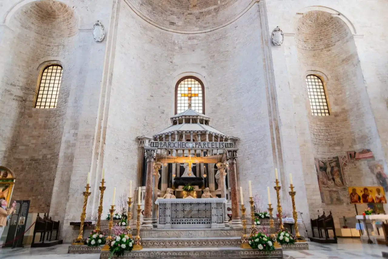 Imposanter Altarbereich der Nikolaus Kirche mit kunstvollen Skulpturen und Fresken.
