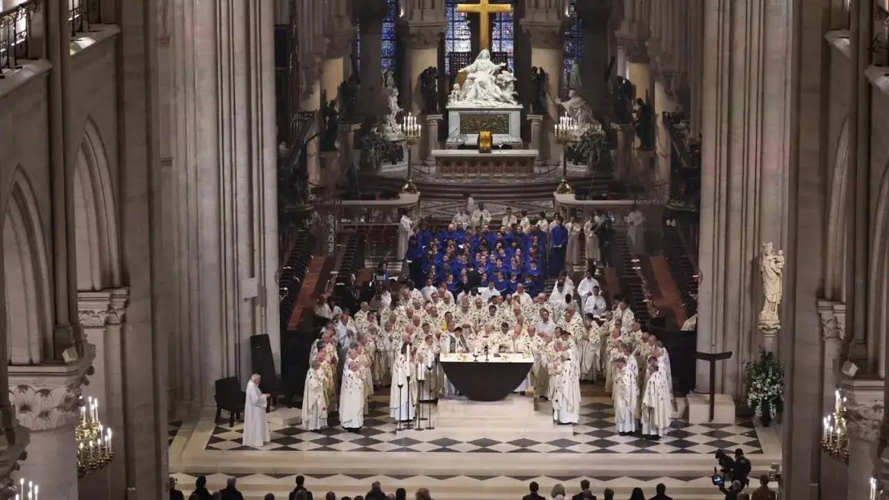Gro&szlig;e Gruppe von Geistlichen in einer Kathedrale. Ein Chor in blauen Roben singt. Dies ist kein Beispiel f&uuml;r profanierung, sondern eine feierliche Zeremonie.
