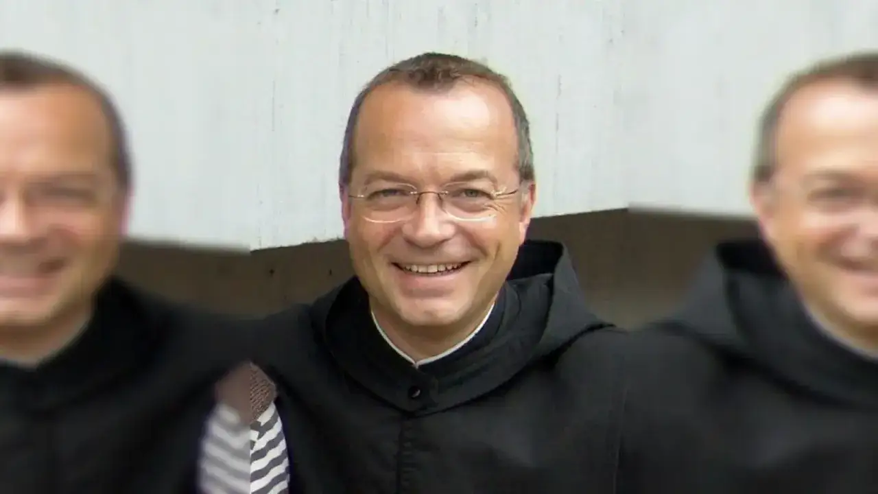 Lachender Mann mit Brille im schwarzen Ordensgewand, Odilo Lechner.