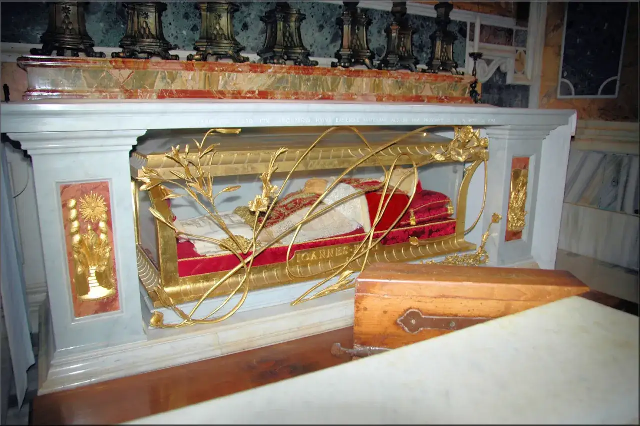Der Papst im Glassarg im Petersdom, ein bewegender Anblick.