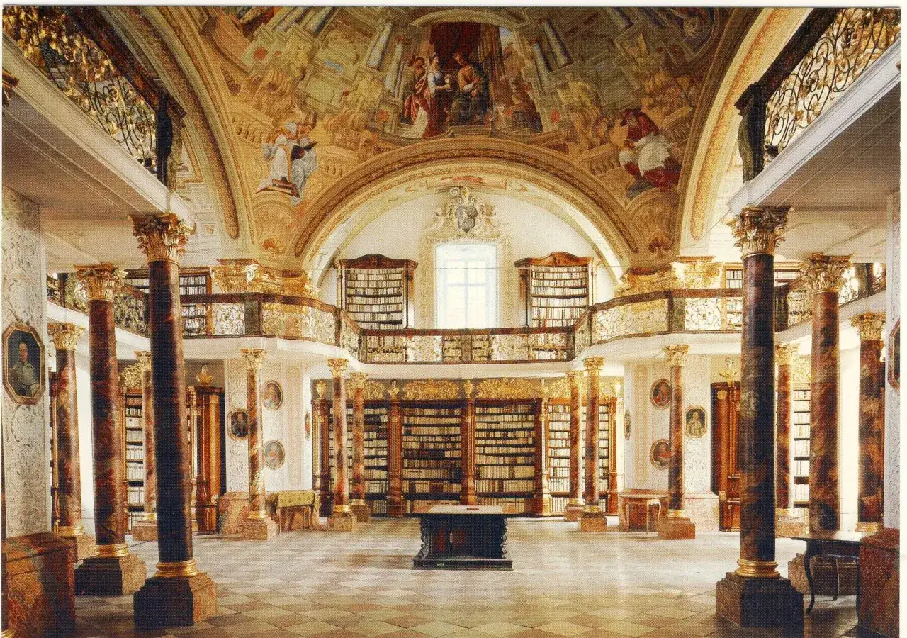 Prunkvolle Bibliothek im Stift Schlierbach mit Deckenmalerei, S&auml;ulen und endlosen B&uuml;cherregalen.