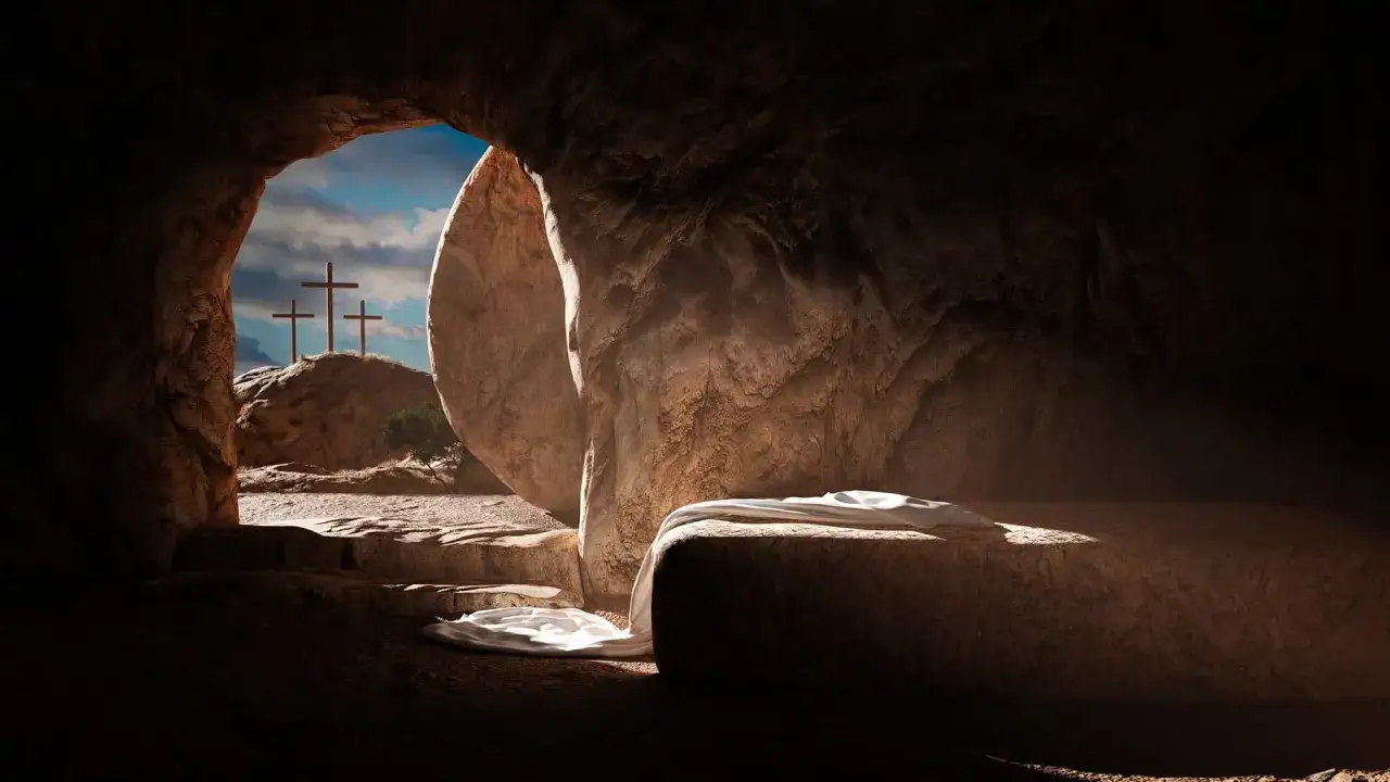 Leeres Grab, Stein weggerollt. Drei Kreuze am Horizont erinnern daran, wann Jesus auferstanden ist.