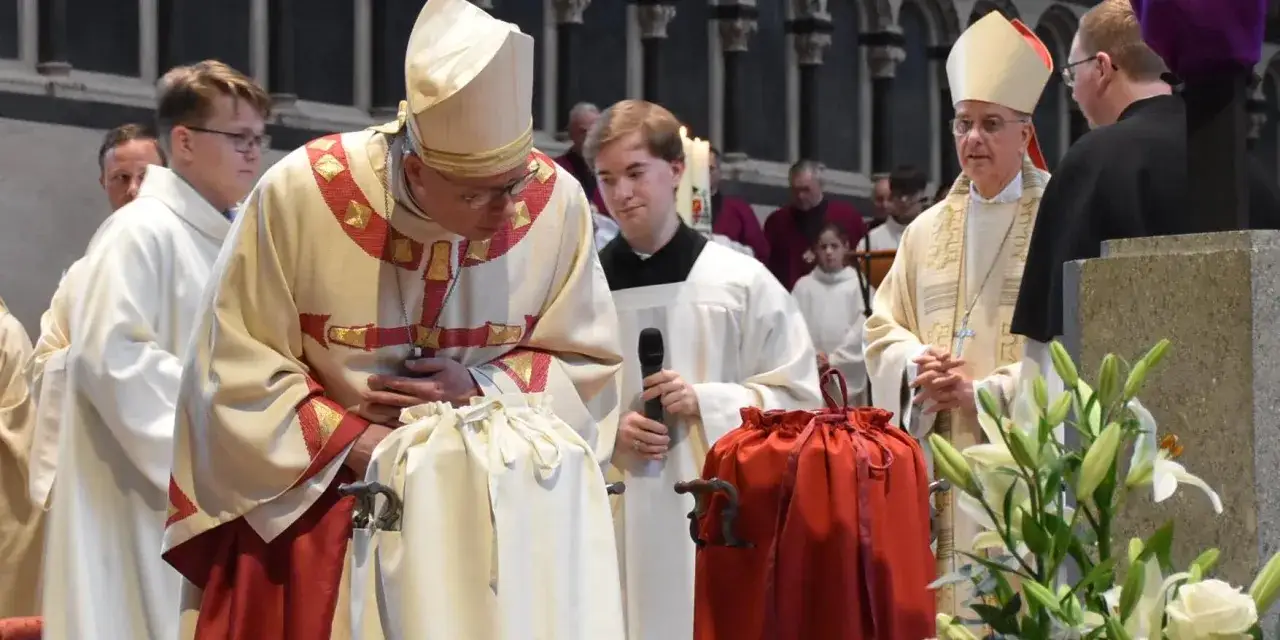 Bischöfe in festlicher Kleidung bei einer Zeremonie. Die Bedeutung von Chrisam wird in diesem Moment spürbar.