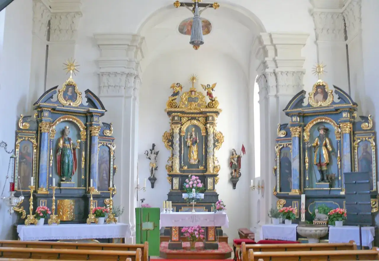 Prachtvoller Altarraum der Maria Heimsuchung Kirche mit goldenen Verzierungen und Heiligenfiguren.
