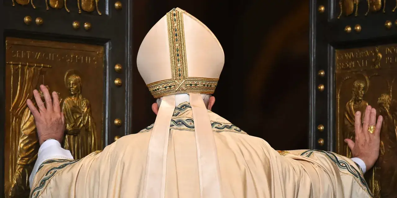 Papst in prachtvoller Kleidung, Mitra und Gewand, ber&uuml;hrt eine verzierte Bronzet&uuml;r.