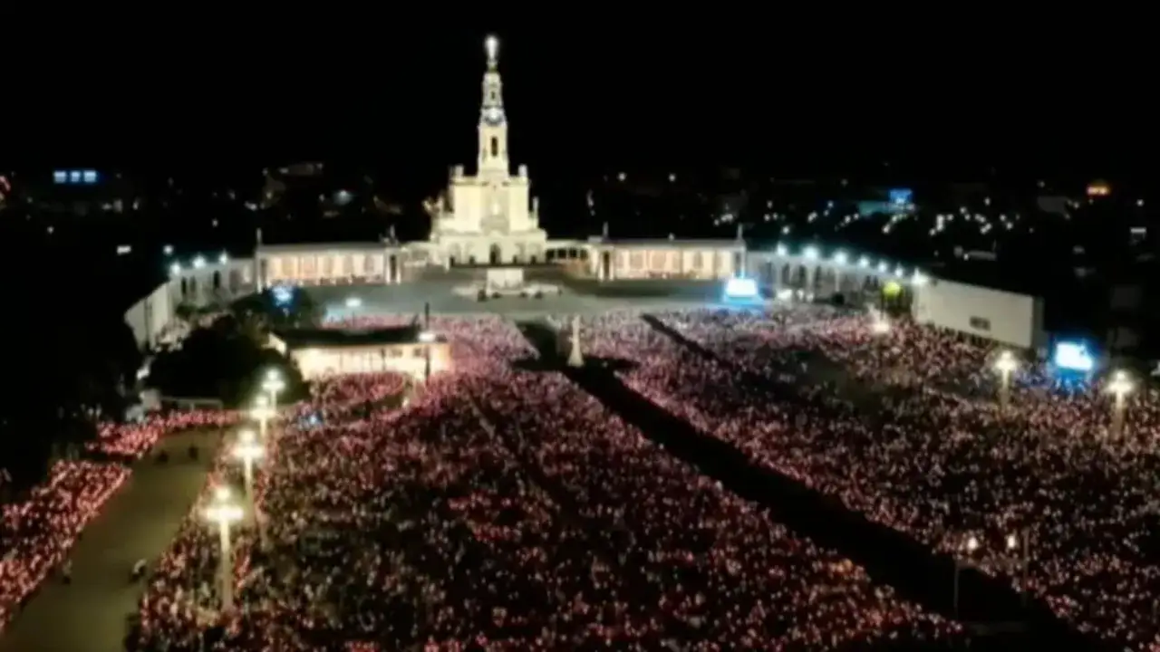Nachtliche Prozession in F&aacute;tima mit Tausenden von Kerzen. Die Basilika thront im Hintergrund, ein Zeugnis der Fatima Erscheinung.