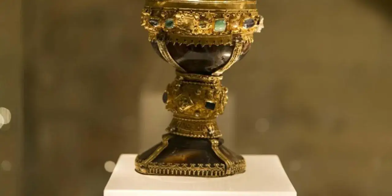 Ein prunkvoller Kelch, verziert mit Edelsteinen, scheint der heilige Gral gefunden zu sein.